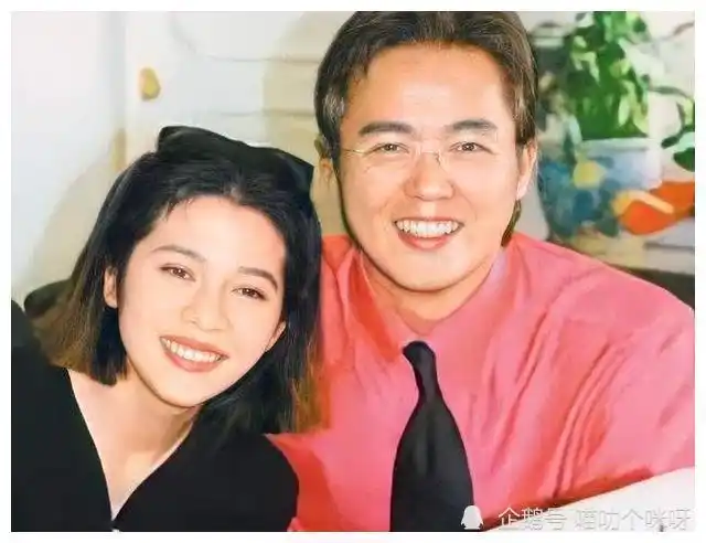 气质十分清纯端庄,比老公小9岁,特别年轻就嫁人生子,当年林瑞阳苦追了