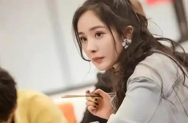 一个动作彻底暴露杨幂的真实人品难怪她会与嘉行分开