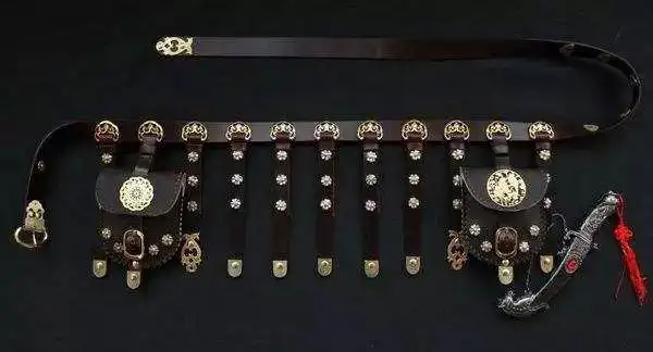 "蹀躞带(dié xiè)其实是腰带的一种,是魏晋时期传入中原的一种配饰