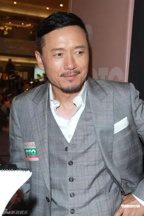 苗侨伟赞黄日华女儿 弃股票改买黄金保值_新浪图片