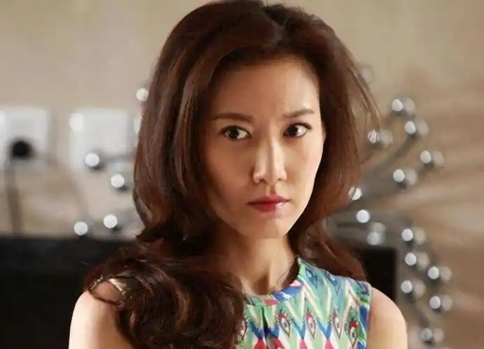 原来她是靳东的亲妹妹,难怪她这么受欢迎,网友:她骗了我们41年_靳婷