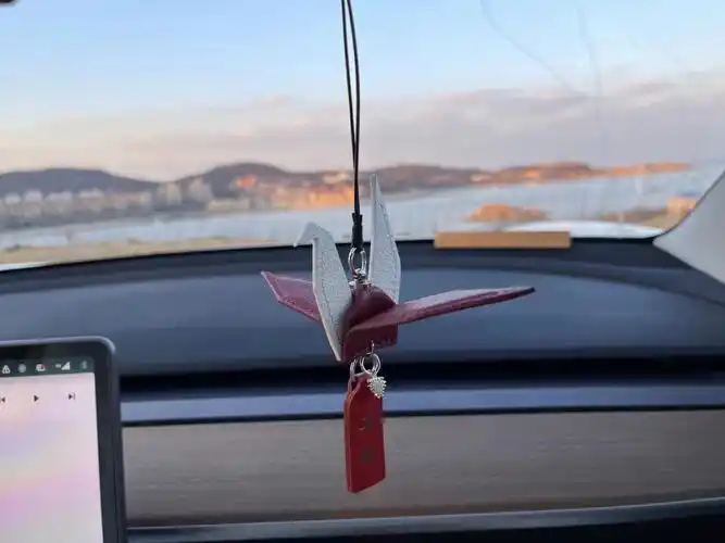 千纸鹤有平安的寓意挂在车上刚刚好法国山羊皮加起鼓工艺更精致有质感