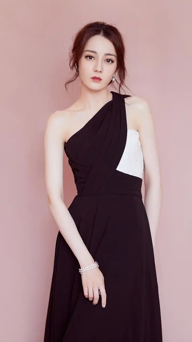 迪丽热巴香肩性感高清手机壁纸_明星_手机壁纸下载_美桌网