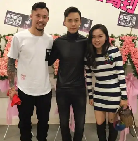 张琳芃夫妇晒与陈伟霆合照:给四月画上完美句号