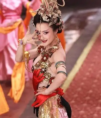 是大气之美,从她的眼神中,我们便能看到妲己的霸气,一袭红衣,倾国倾城