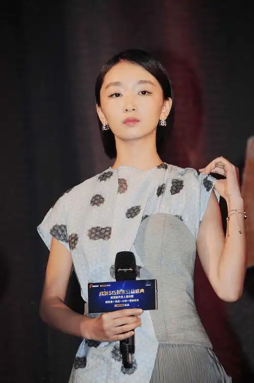 31岁周冬雨新加坡被偶遇脸色惨白孕相十足_网友_照片_电影