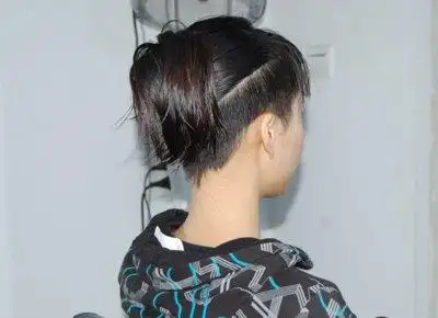 女生中长发剃鬓角图片女生发型剃鬓角剃后脑勺