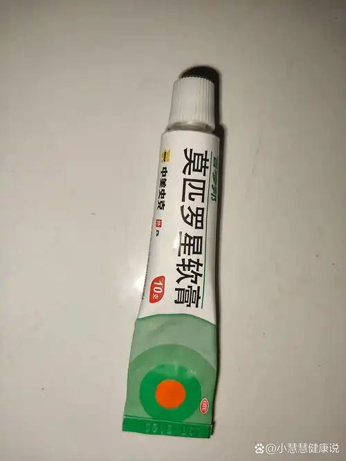百多邦莫匹罗星软膏 对局部硬硬的痘痘很有效 我是睡前涂一次 两天就