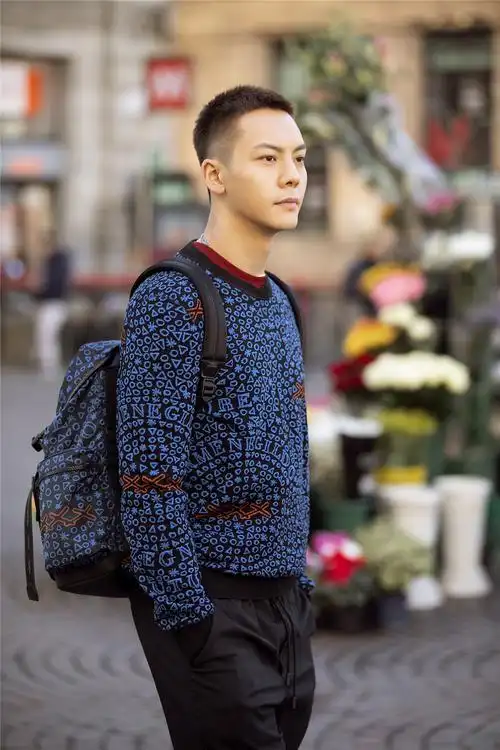 陈伟霆利落"寸头"造型 漫步米兰街头 随性洒脱