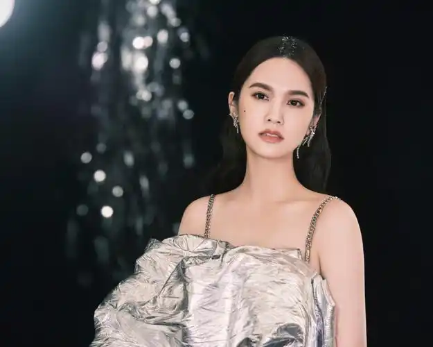 杨丞琳穿吊带黑裙头撒亮片又仙又美