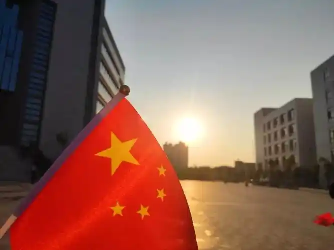 我和国旗合个影,看玉师人花式表白祖国!_五星红旗