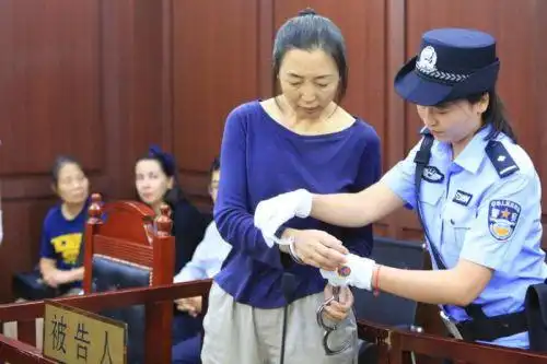 沈阳三好街宝马撞人案宣判 女司机获刑一年半缓刑两年