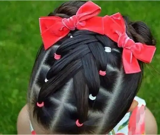 宝宝双丸子头发型扎法 华丽又可爱