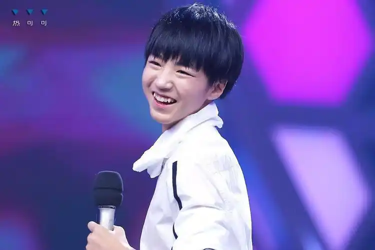 王俊凯笑成叉烧包虎牙少年笑容超治愈