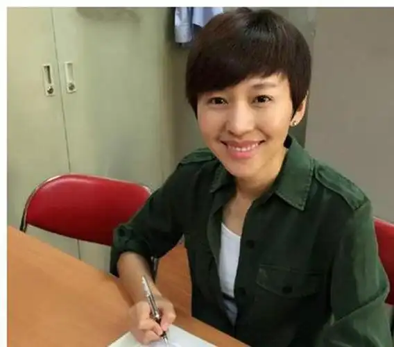 年过40仍然单身未婚的央视女主播们照样活出了精彩美丽的人生