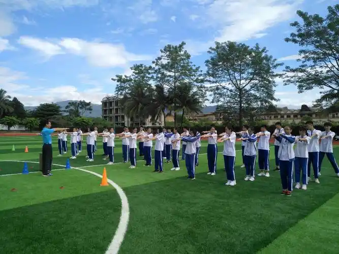 2018年保亭中学梅立风老师参加县级体育公开课集锦