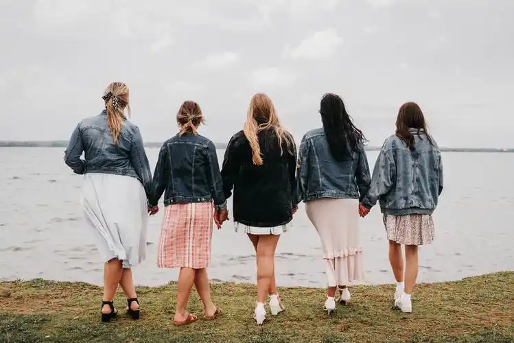 闺蜜背影群像图