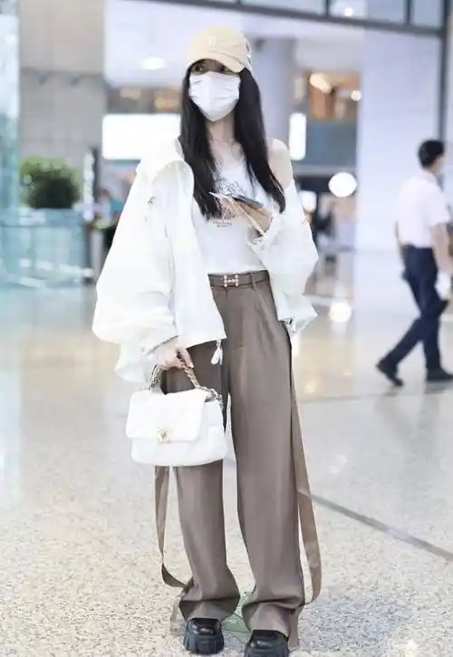 原创李小璐又扮嫩成功穿一身粉色休闲装走机场像18岁一样