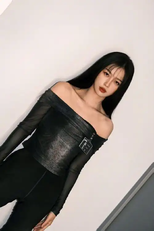 组图:虞书欣黑色紧身上衣飒爽酷辣 青色眼影妩媚多姿_高清图集_新浪网