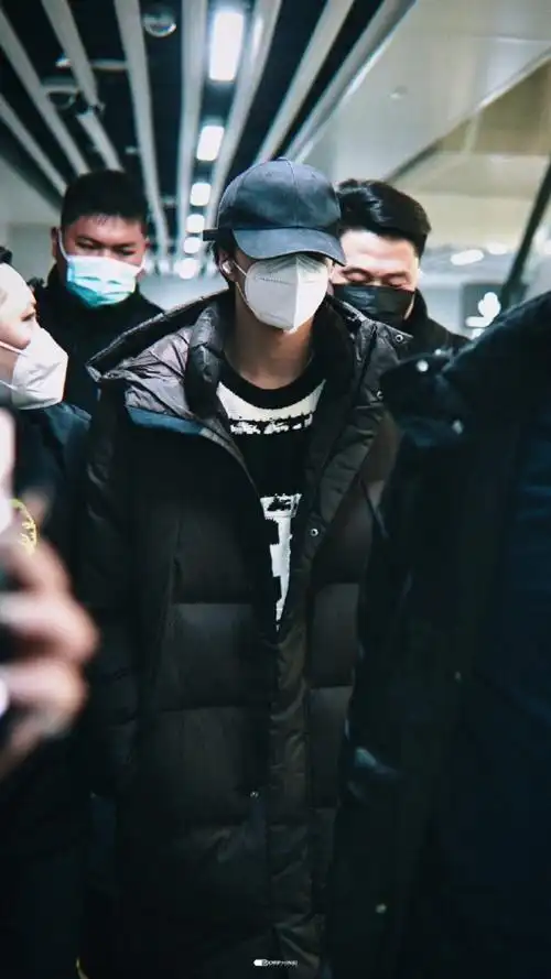 刘耀文机场饭拍