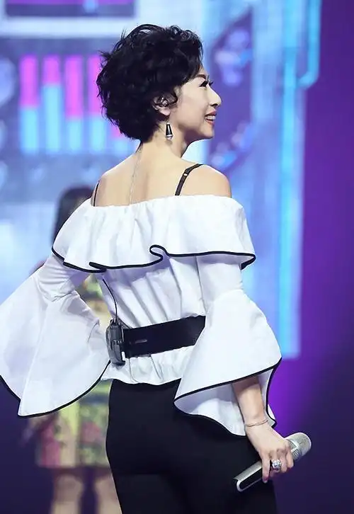 58岁叶倩文好奔放一袭红色吊带皮裙秀玲珑身材老了更有韵味