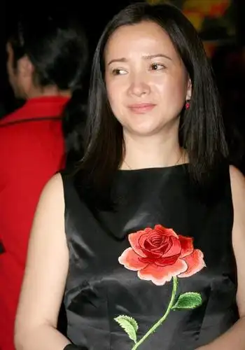 何晴美得不俗气,和小15岁的董璇同穿花裙,看气质似姐妹一般