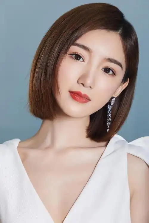 气质女神毛晓彤白色深v连体裤干练性感活动写真 第8张