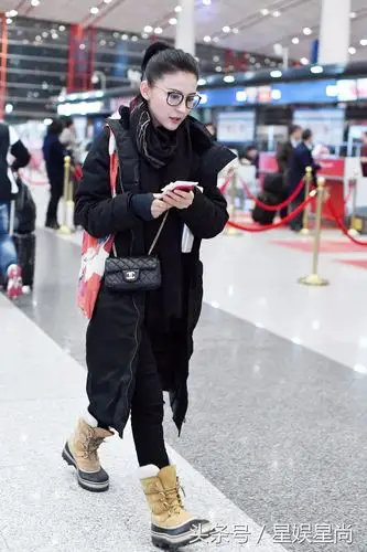 "新疆三美"热依扎现身机场,网友:实在是太美了!