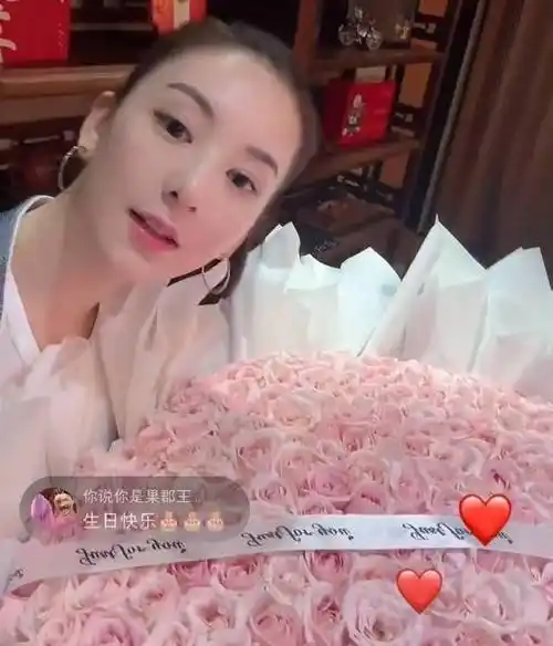 方媛晒全家福庆生,58岁郭富城送娇妻巨型玫瑰,夫妻俩越爱越高调