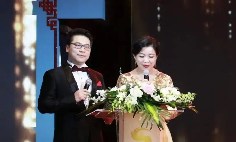 主持人刘伟和王海燕