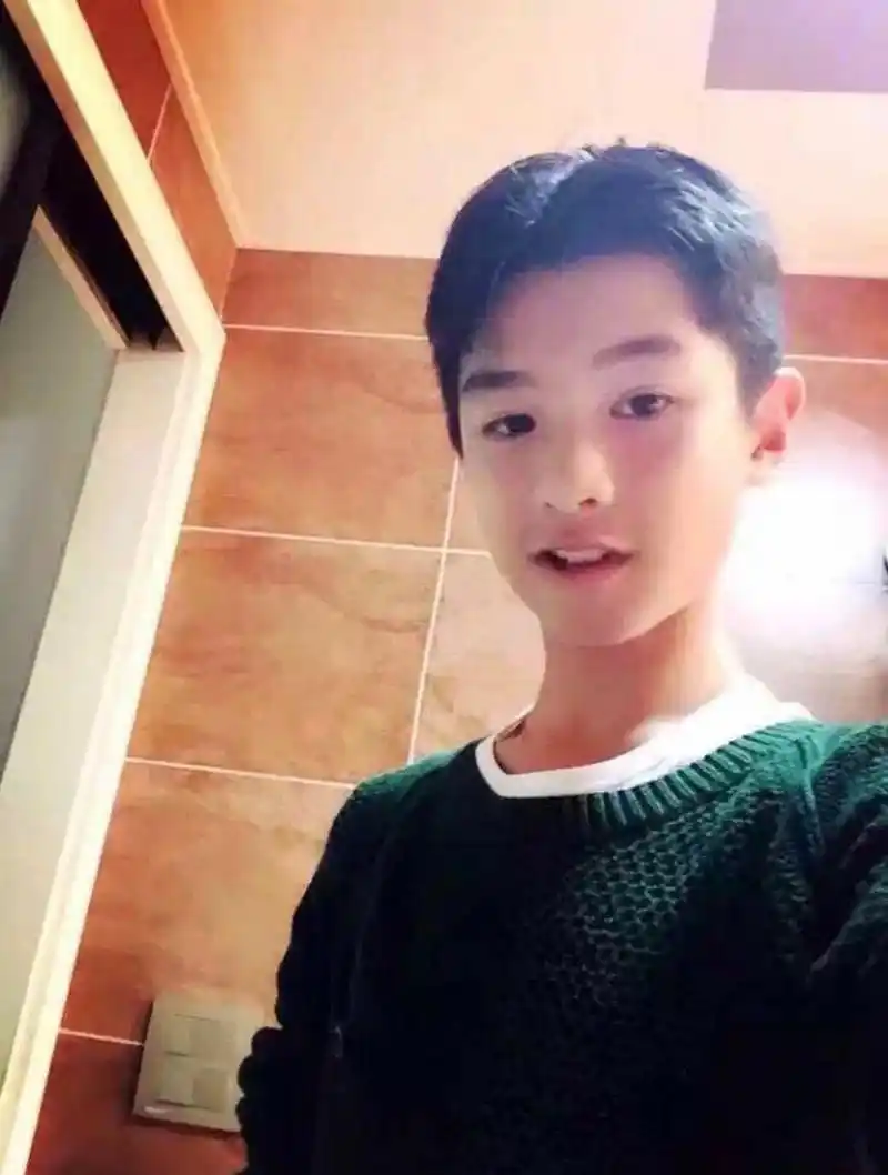 justin黄明昊从小到大的照片,你们觉得有变化吗?