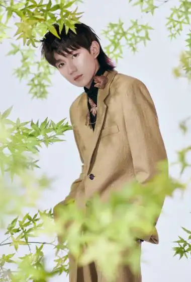 王源复古长发造型帅气写真图片79