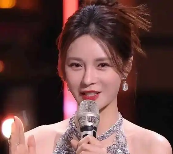 沈梦辰近照曝光,脸僵鼻子怪,越来越像蔡明感谢您的阅读与_网友_照片