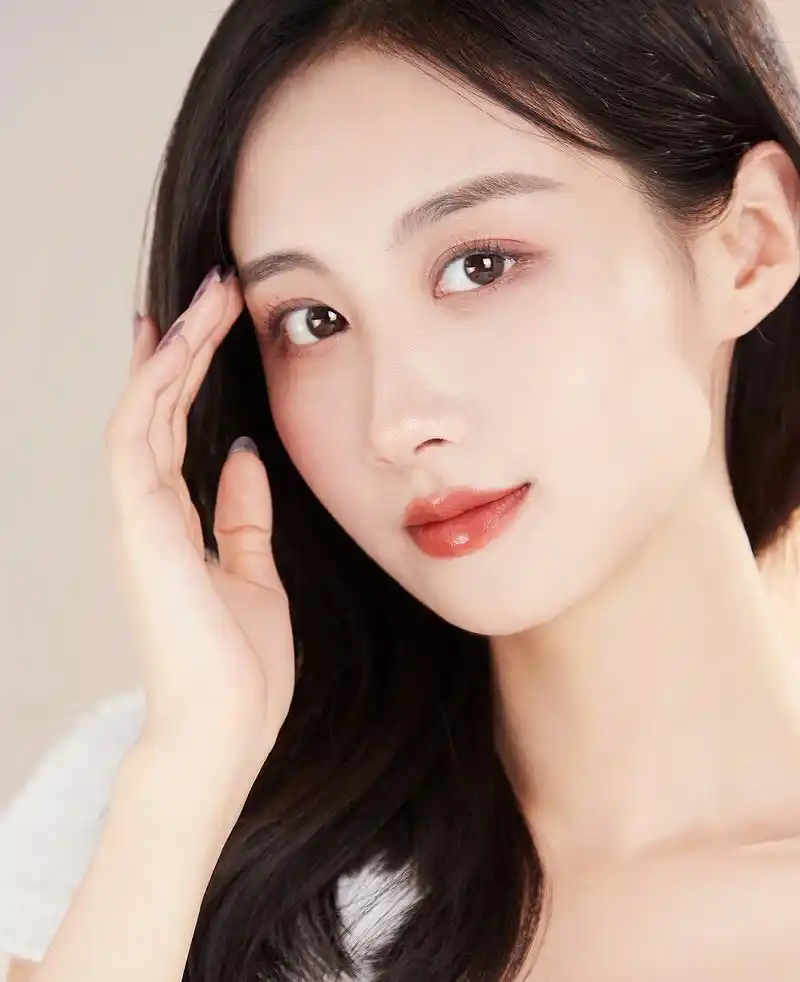 好像是位美妆博主,长得很漂亮,又特别会化妆,养眼