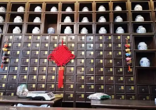 药柜的摆放装饰品的放置也是非常的讲究