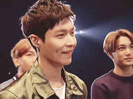 张艺兴gif微笑gif可爱gif灯光gif