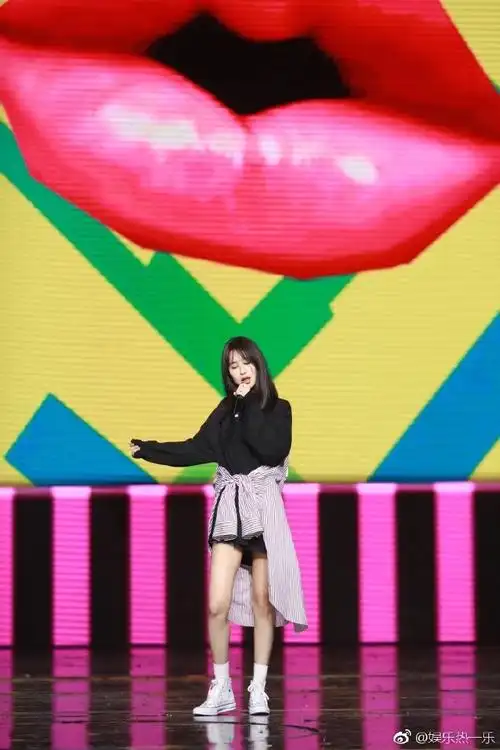 【李菲儿晋级】@李菲儿今晚#跨界歌王#演唱的歌曲《潇洒小姐》加入了