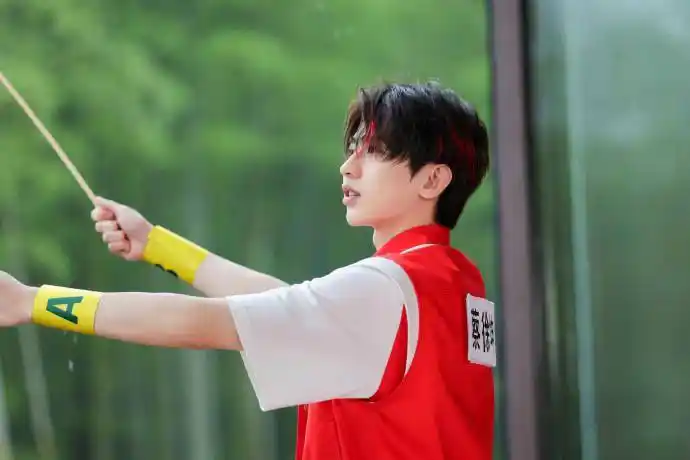 蔡徐坤奔跑吧正片播出被金靖逗到不敢说话耳朵都红了