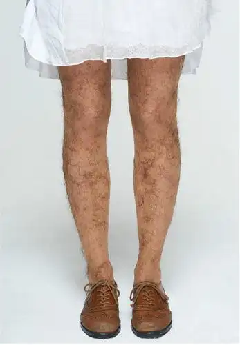 女记者穿自制"腿毛丝袜"进酒吧