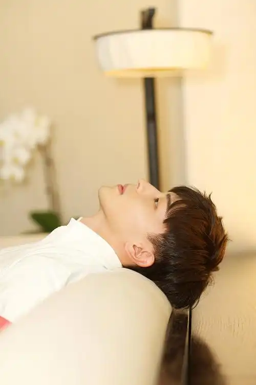 明星图片 大陆 男 邓伦 > 邓伦清爽帅气白衬衫写真图片(4/9)邓伦相关