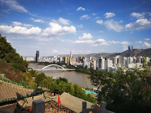 兰州白塔山公园白塔寺法雨寺俯瞰兰州城市黄河风光