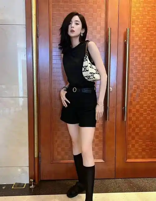 原创古力娜扎allblack无袖t恤配短裤和凉鞋清爽的高挑靓丽