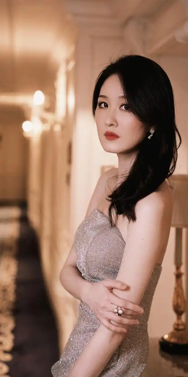 张雯闪钻抹胸裙优雅写真壁纸组图