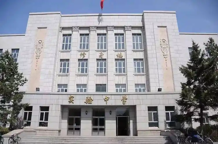 绥化一中vs齐齐哈尔实验,顶尖学霸都去哪了?高考成绩谁更出色?