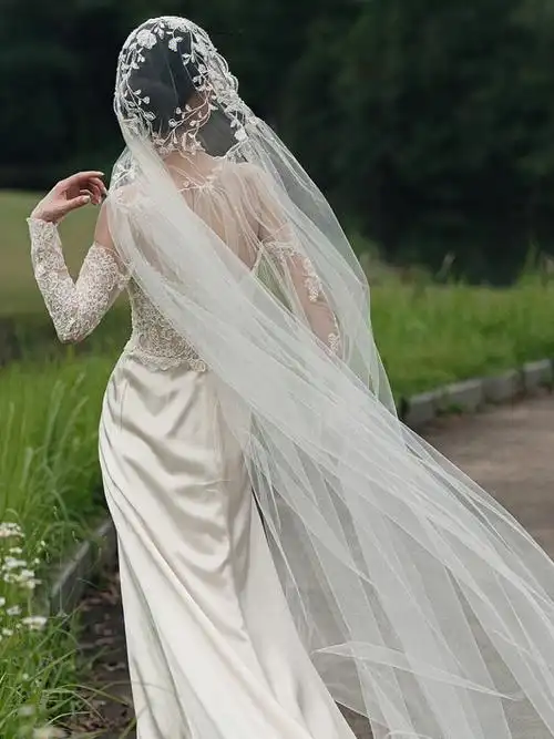 丝滑的醋酸缎,柔软具有垂坠感裙摆一颗颗珍珠装饰,唯美精致#蕾丝婚纱