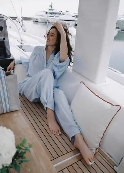 小宋佳一身婴儿蓝造型,又一次美出了新高度_衬衫_细节_特色