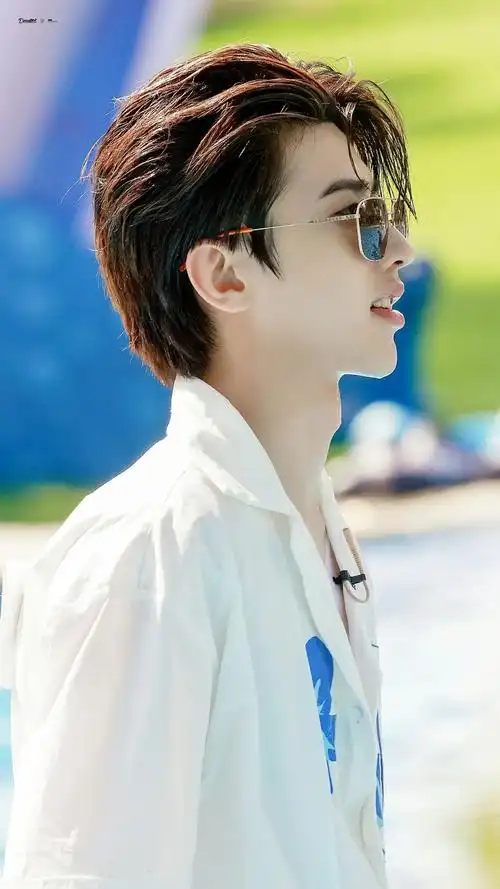 蔡徐坤壁纸:喜欢的少年依然如光,身后永远有风