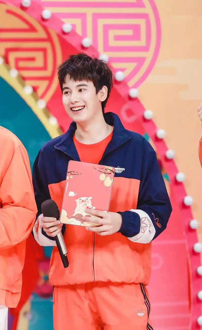 《快乐大本营》20190202期:林彦俊教学新年抢拍最in姿势,杨迪方家翊