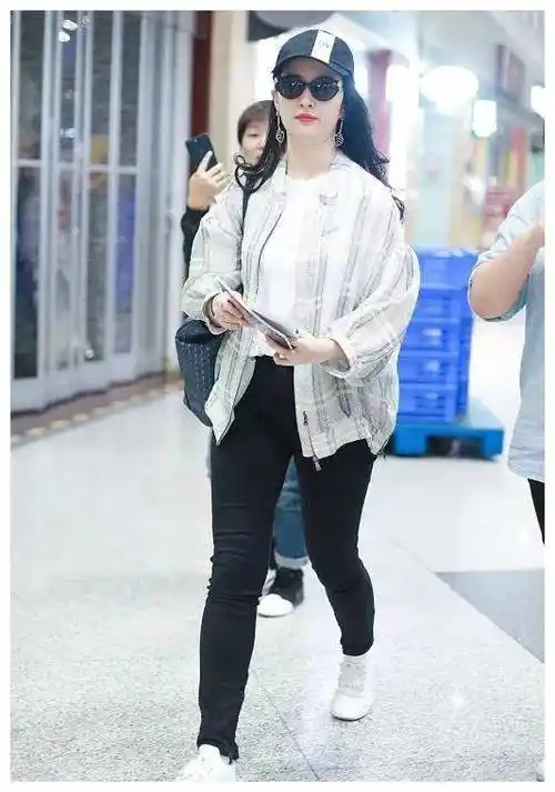刘亦菲小西装 超短裙气质着装,神仙姐姐入尘世了,接地气也很美_风格