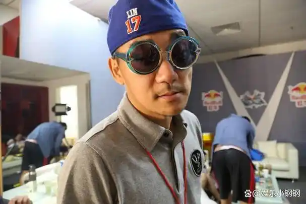 点评环节尴尬至极,令人尴尬不已,"导师"们的表现令人哭笑不得,让观众